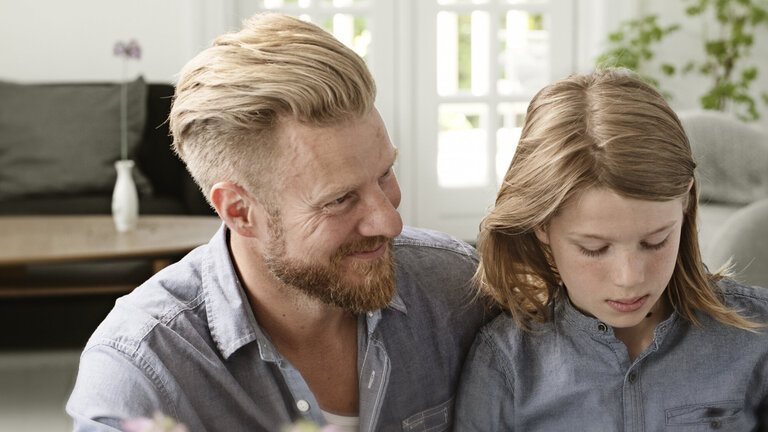 Far og datter har et godt indeklima i deres lejlighed