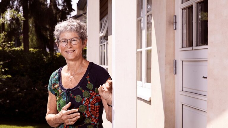 Hanne Kaufmann foran sin bolig