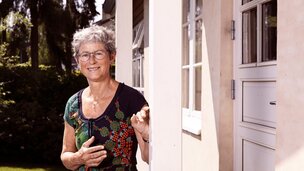 Hanne Kaufmann foran sin bolig