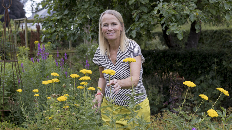 Malene Lei Raben ved blomster i sin have