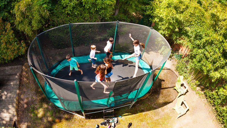 Trampolin i haven