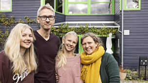 Familien Køie foran deres hus