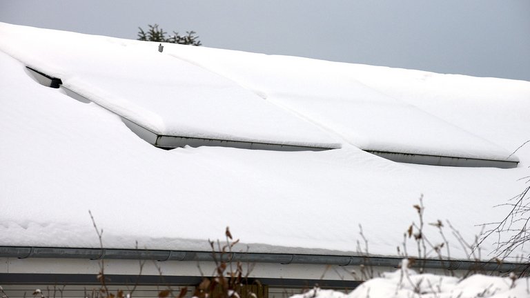 Solceller dækket af sne