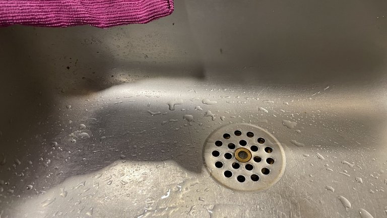 Overløbshul og afløb i håndvask