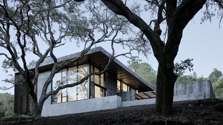 Hus i stål i Oakland Hills i Californien med rustrød farve