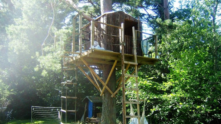 Hytte med stige, klatrereb og gelænder i træ