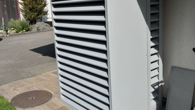 varmepumpe afskærmning skjuler