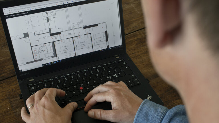 Mand søger byggetilladelse for tilbygning