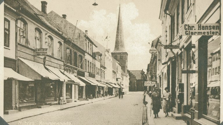 Huse, butikker og bygninger i Kongensgade i Nyborg i 1900-tallet