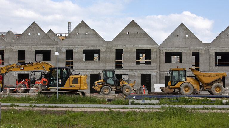 Maskiner kører foran boliger i Nærheden i Hedehusene, der er ved at blive opført