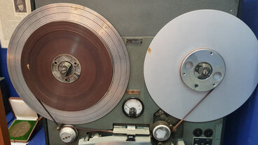 Første model af en magnetspolebåndoptager fra 1937