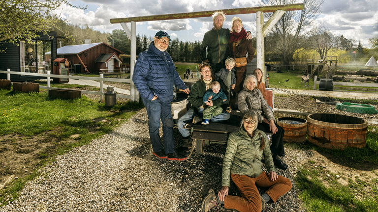 Peter Aalbæk Jensen sammen med sin kone, Lise Palm, hendes mor, og parrets børn og børnebørn i den kommende Herfølge Bjergby