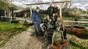 Peter Aalbæk Jensen sammen med sin kone, Lise Palm, hendes mor, og parrets børn og børnebørn i den kommende Herfølge Bjergby