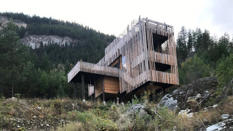 Canadisk fritidshus til dansk familie er hævet over jorden