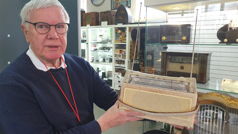 Bjarne Dahlin Nielsen med en transistorradio på Ringsted Radiomuseum