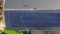 Solceller, der bliver vasket med børste på teleskopstang