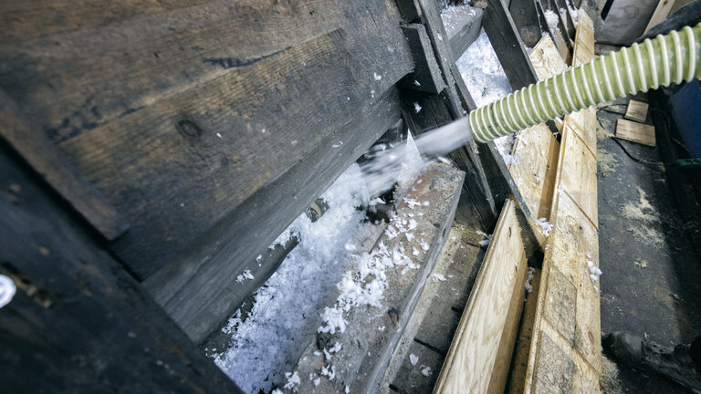 isolering med papirisolering der bliver blæst ind på loftet