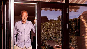 Kjeld Martin Nielsen i havedøren til sit hus