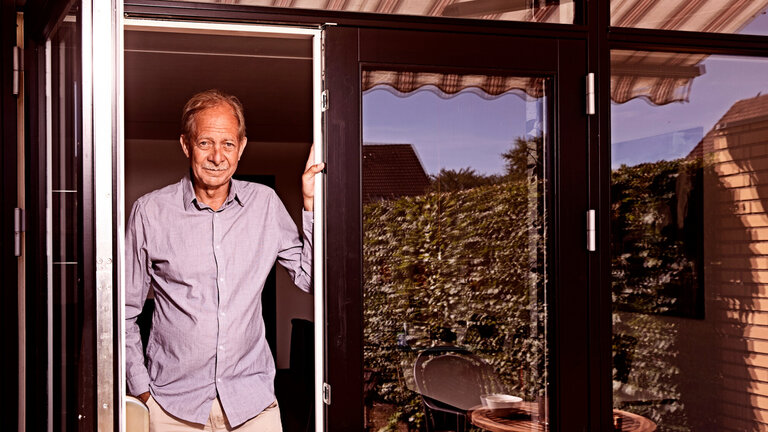 Kjeld Martin Nielsen i havedøren til sit hus