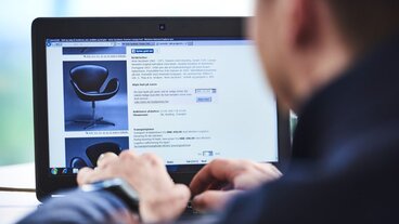 Mand køber varer på nettet