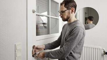 Mand sikrer sin dør mod indbrud med to låse 