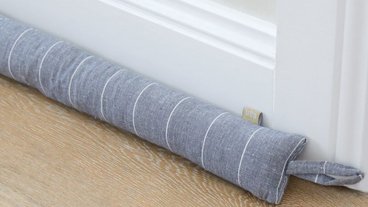 Dørpølse stopper træk foran dør