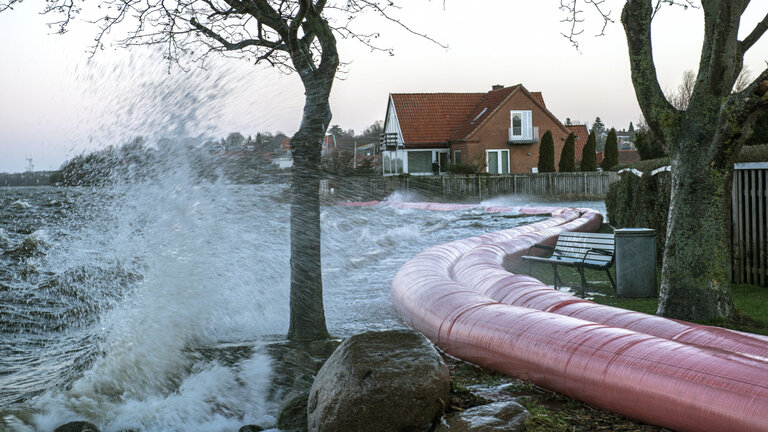 watertube lagt ud som beskyttelse ved en stormflod