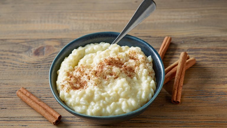 Skål med risengrød og kanel