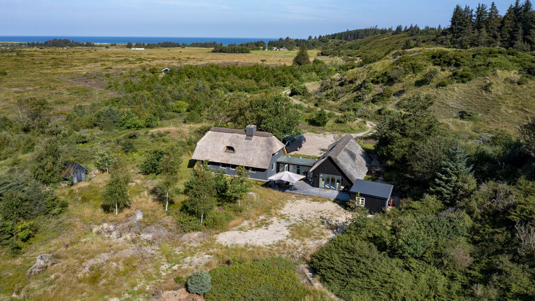 Dronefoto af sommerhuset Varmings Hus i Svinkløv i Nordjylland