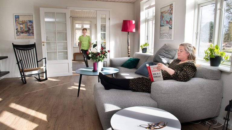 Mor og søn i stue med en normal gennemsnitstemperatur