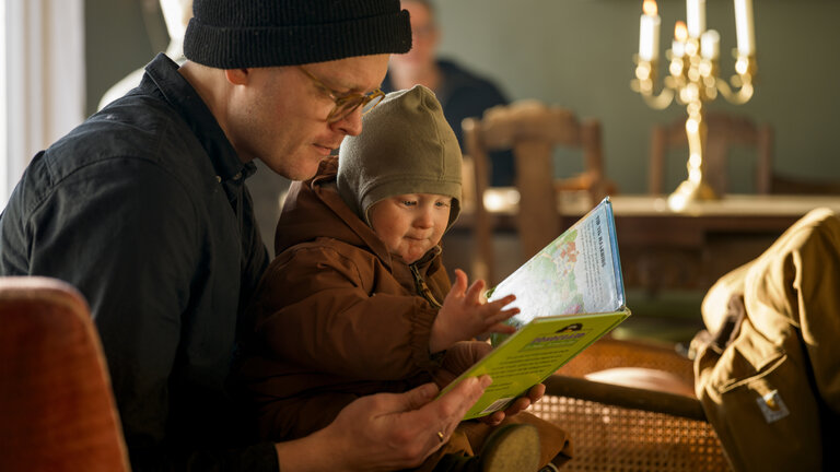 Far og søn på cafe