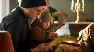 Far og søn på cafe