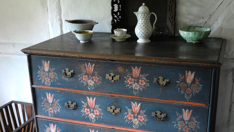 malet dragkiste med almuekunst