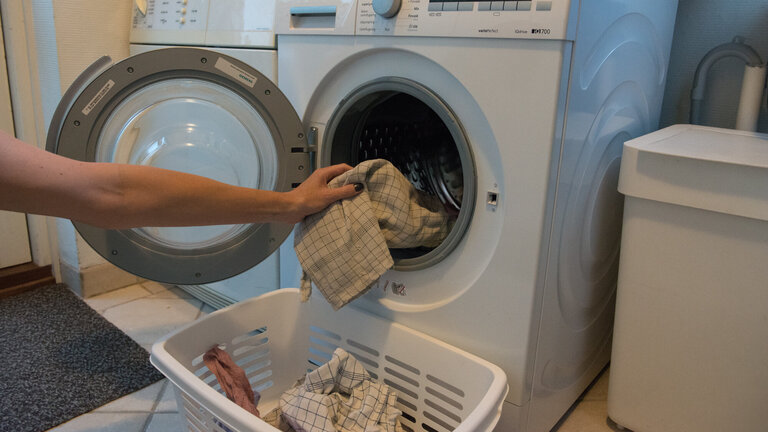 Høje elpriser har fået os til at vaske tøj om natten