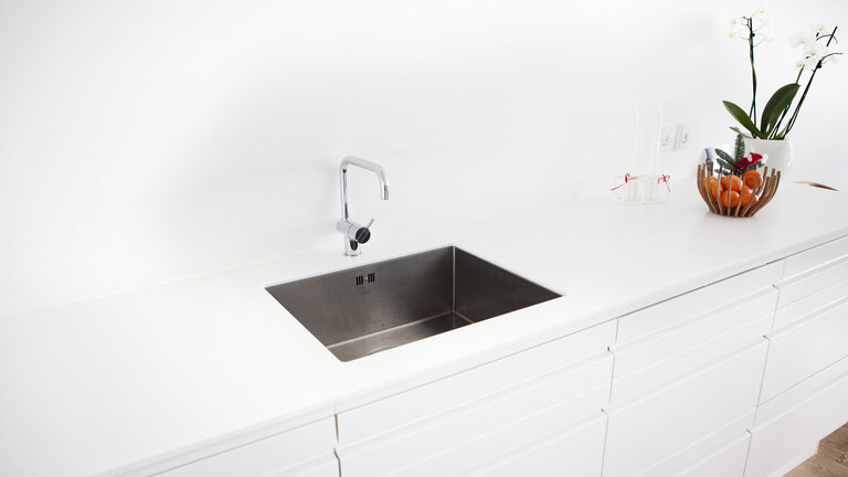 Køkkenvask i hvid bordplade