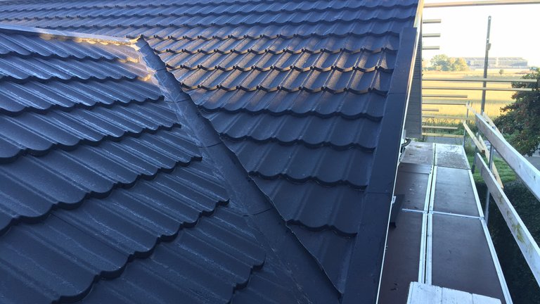 Hus med nyt ståltag