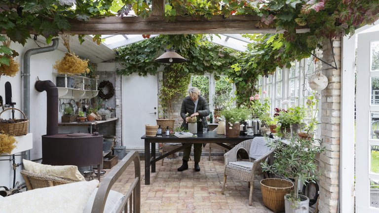 To drivhuse og et orangeri i samme have