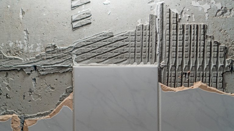 Fliseklæb i bag gamle fliser i badeværelse