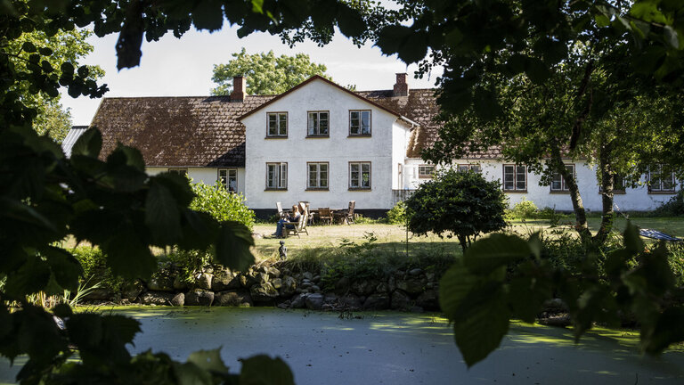 Styrmandsgården i Østermarie på Bornholm med sø i forgrunden