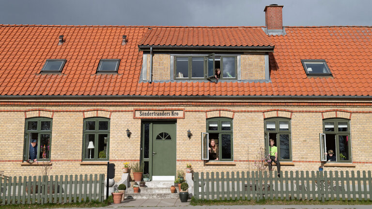 Sammenbragt familie i kro